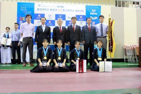 <사진> 뒷줄 맨 왼쪽 장곡고 장재원 체육선생, 맨 오른쪽 시흥시검도회 김영규 사무장. 앞줄 맨 왼쪽부터 김서연, 박지윤, 정예나, 이현주.