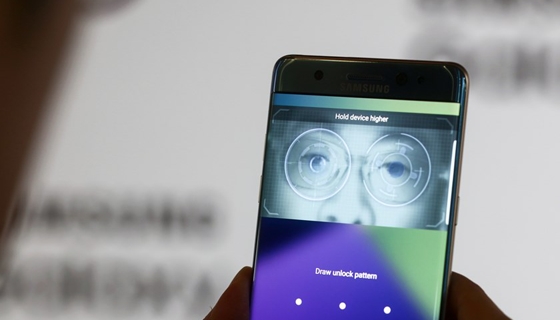 노트7 사용자가 자신의 스마트폰으로 홍채 인식을 시도하고 있다.