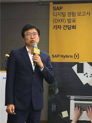 형원준 SAP코리아 대표가 30일 서울 양재동에서 열린 기자간담회에서 디지털 경험 보고서를 발표하고 있다.