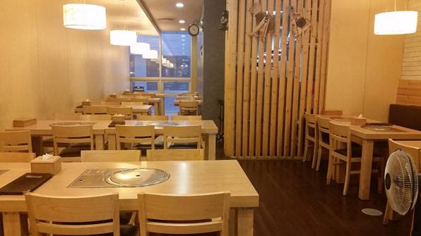 최순애 씨가 운영하는 한식당. 오후 3시30분쯤 손님이 하나도 없었다.