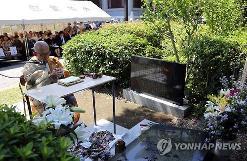 간토대지진 때 학살된 조선인 추도 (도쿄=연합뉴스) 이세원 특파원 = 간토(關東)대지진 발생 93주년인 1일 일본 도쿄도(東京都)요코아미초(橫網町)공원에서 대지진 당시 학살된 조선인을 추도하는 행사가 열렸다. 추도식에서 승려가 독경에 임하는 장면.