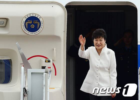 박근혜 대통령이 러시아 동방경제포럼과 중국 G20 정상회의, 라오스 ASEAN 관련 정상회의 참석을 위해 2일 오후 경기도 성남시 서울공항에서 출국하며 환송객들에게 손을 들어 인사하고 있다. 박 대통령의 첫 방문지는 러시아. 2016.9.2/뉴스1 © News1 박세연 기자