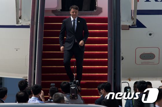 마테오 렌치 이탈리아 총리가 3일(현지시간) 오후 주요 20개국(G20) 정상회의 참석을 위해 중국 항저우 샤오산(蕭山)공항에 레드 카펫을 밟으며 내리고 있다.© AFP=뉴스1