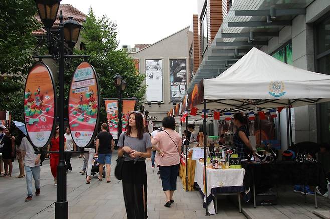 쓰난맨션은 쓰난루에 자리한 복합상업단지다. 신톈디보다 여유롭고 운치있다.