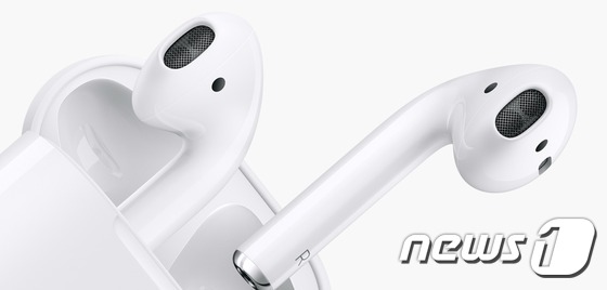애플이 8일(한국시간) 미국 샌프란시스코에서 처음 공개한 무선 이어폰 '에어팟'. (사진=애플 홈페이지) © News1