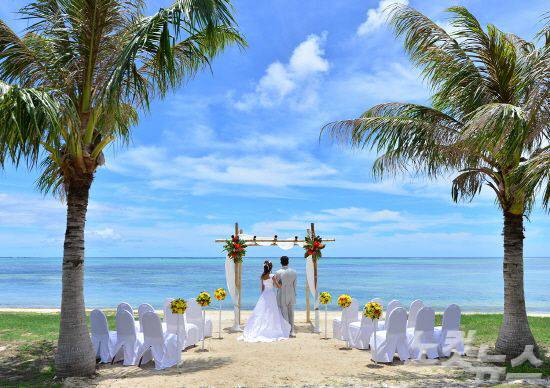 아쿠아 리조트가 허니무너를 위한 비치 웨딩을 준비했다. (사진=아쿠아 리조트 클럽 사이판 제공)