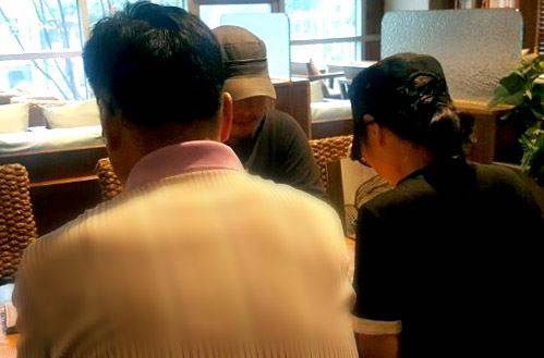 '강남역 살인사건' 피해자 부모(앞줄)와 남자친구가 8일 경기도의 한 카페에서 피해자를 추억하며 얘기하고 있다. 어머니는“아직도 납골당에 가면 무릎을 꿇고 딸을 만난다”고 했다.