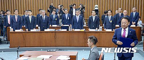 【서울=뉴시스】박주성 기자 = 유일호 경제부총리 겸 기획재정부 장관이 8일 오전 서울 여의도 국회에서 열린 조선·해운산업 구조조정 연석청문회에서 증인 선서를 마친 후 선서문을 조경태 위원장에게 전달하고 있다. 2016.09.08. park7691@newsis.com