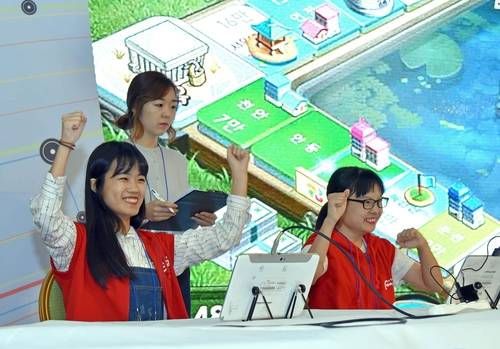 '2016 전국 장애학생 e페스티벌' 현장에서 '모두의마블' 장애·장애학생 통합부문 참가팀이 승리를 하고 기뻐하고 있다. /넷마블 제공