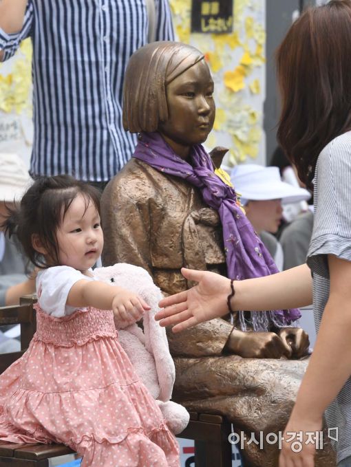 추석을 하루 앞둔 14일, 서울 종로구 일본대사관 앞 '평화의 소녀상' 옆에 어린아이가 앉아있다.(사진=백소아 기자)