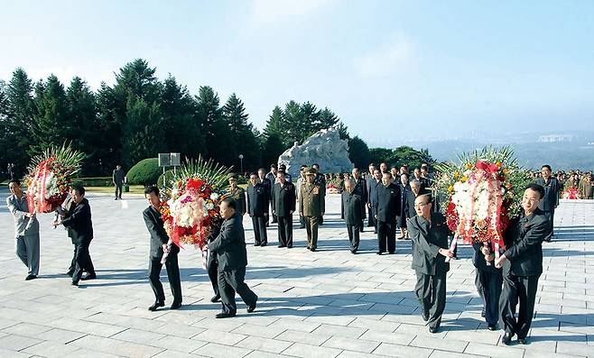 2012년 추석인 9월30일 북한 국가간부들이 평양 대성산 혁명열사릉에 헌화하고 있다.© 조선중앙통신 연합