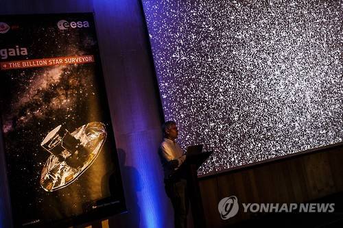 (마드리드 AP=연합뉴스) 유럽우주기구(ESA) 과학자 티모 프루스티가 14일(현지시간) 스페인 마드리드에서 은하 지도를 설명하고 있다.
