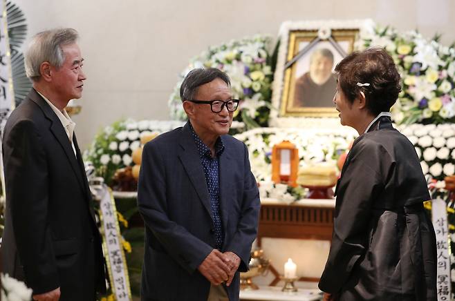 신경림 시인(가운데)이 19일 서울 서대문구 연세대세브란스병원 장례식장에 차려진 소설가 이호철씨의 빈소를 조문한 뒤 유족과 이야기를 나누고 있다.