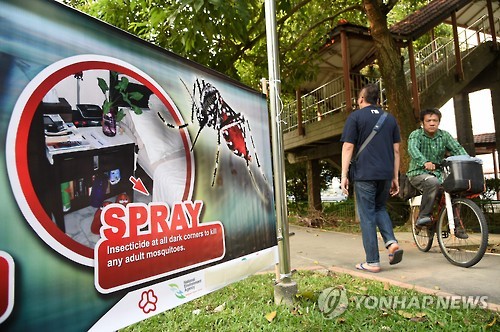 올해 들어 수백 명의 지카 바이러스 감염자가 나온 싱가포르의 한 주택단지에 보건당국이 모기 방제 홍보물을 내걸었다[AFP=연합뉴스]