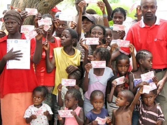 나미비아에서 기본소득 실험 대상으로 선정된 오치베라-오미타라(Otjivero-Omitara) 마을 주민들./나미비아 기본소득 연합 제공