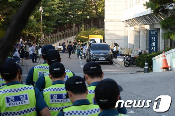 26일 오후 서울 연건동 서울대병원 장례식장 앞에서 경찰병력들이 근무를 서고 있다. 2016.9.26/뉴스1 © News1 최현규 기자