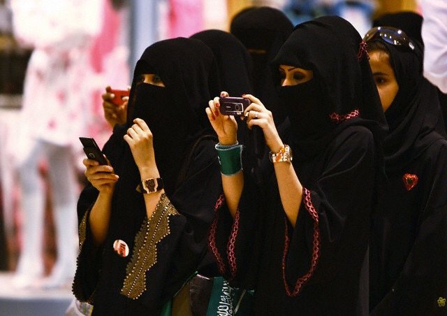 사우디아라비아의 여성들이 눈을 제외한 온 몸을 가리는 무슬림 전통복장인 아바야를 입은 채 사진을 사진을 찍고 있다. 최근 사우디에선 ‘남성 보호자 제도’의 폐지를 포함한 여성 인권 운동이 활발하다. 플리커