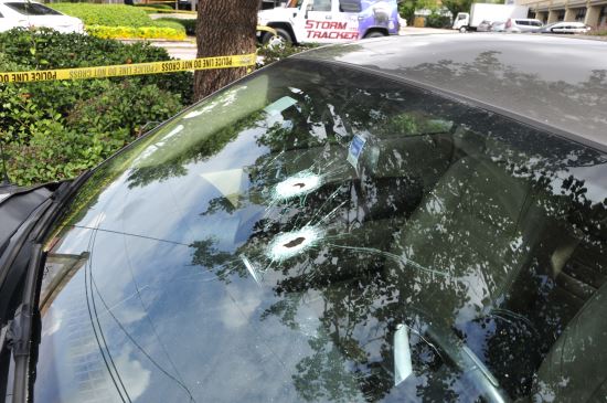 미국 텍사스주 휴스턴에서 26일(현지시간) 총기난사 사건이 발생해 9명이 다쳤다. 총을 맞은 차 앞 유리에 총알구멍이 나 있다. 신화뉴시스