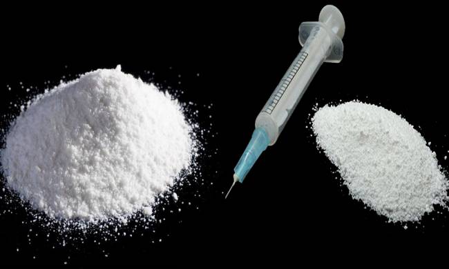 코카인(왼쪽)과 헤로인. 외관상으로도 비슷한 두 물질은 중독성이 강한 마약으로 꼽힌다.