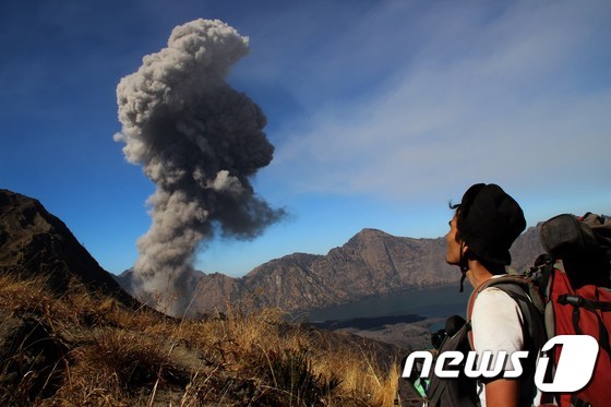 인도네시아 롬복섬에 있는 바루자리 화산이 화산재를 뿜고 있다. 사진은 지난해 11월 촬영됐다.  © AFP=뉴스1