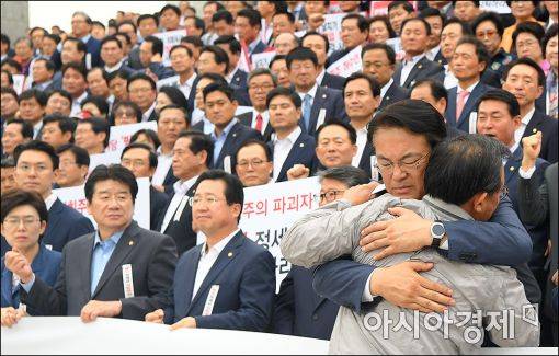 정세균 국회의장 규탄대회장에서 포옹하는 이정현 새누리당 대표(앞)와 정진석 원내대표(뒤)