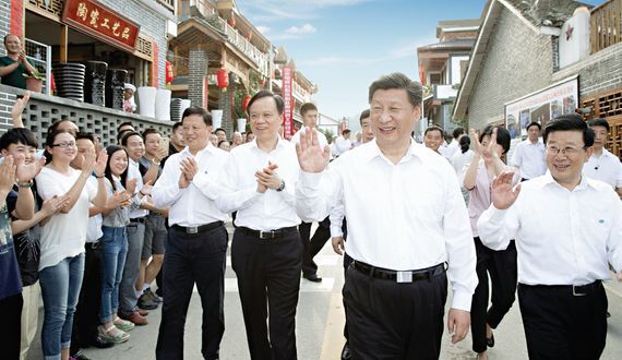 지난해 5월 16일 구이저우성 쭌이시 방문한 시진핑 국가주석(오른쪽 둘째)이 천민얼 당시 구이저우성장(오른쪽 셋째)과 함께 주민들의 환호에 손을 들어 답하고 있다.