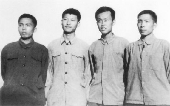 산시성 연안지역 리앙지아허에서 하방생활의 고통을 감내하던 시절의 시진핑(왼쪽 두 번째). 의대가 느슨해지도록 비쩍 마른 모습이 인상적이다. [사진제공·통나무]