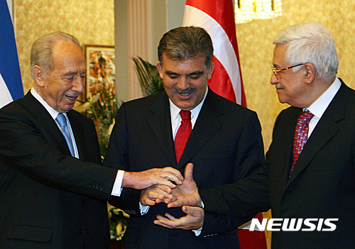【앙카라=AP/뉴시스】시몬 페레스 전 이스라엘 대통령이 28일(현지시간) 93세로 별세했다. 사진은 지난 2007년 11월 13일 페레스 당시 대통령이 터키 앙카라에서 압둘라 귈 당시 터키 총리(가운데), 마무드 아바스 팔레스타인 자치정부 수반(오른쪽)과 악수하는 모습.   2016.09.28