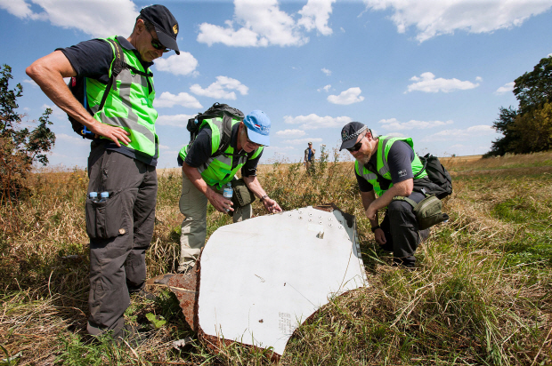 2014년 8월 국제조사단이 우크라이나에서 발견한 MH 17 잔해를 조사하고 있다. [사진 위키피디어]