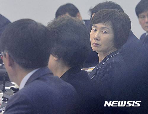 【서울=뉴시스】최동준 기자 = 최경희 이화여자대학교 총장이 28일 서울 서대문구 이화여자대학교 대학원관에서 열린 최순실 자녀 특혜의혹 규명 더불어민주당 교문위원들의 현장조사에 참석하고 있다. 2016.09.28. photocdj@newsis.com