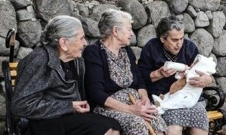 난민 돕는 그리스 레스보스섬의 할머니