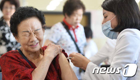 보건소에서 독감 예방접종을 받고 있는 노인./뉴스1 © News1 이재명 기자