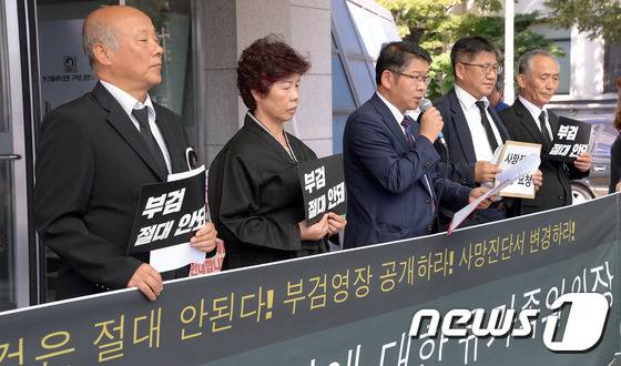 백남기투쟁본부와 유족들이 지난 4일 서울 종로구 서울대병원 장례식장 앞에서 부검 절대 반대와 부검영장 전문 공개 및 사망진단서 변경을 요구하고 있다./뉴스1 © News1 김명섭 기자