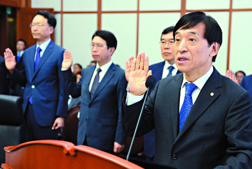 이주열 한은 총재(오른쪽)가 4일 서울 중구 한국은행에서 열린 국회 기획재정위원회의 국정감사에 출석해 증인선서를 하고 있다. 뉴시스