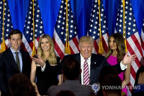 미국 공화당 대선 후보 도널드 트럼프가 딸 이방카(왼쪽에서 두 번째), 아내(맨 오른쪽)와 함께 선거 캠페인을 하는 모습. [AP=연합뉴스]