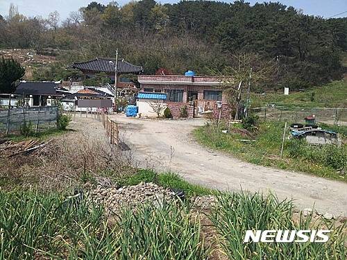 【울산=뉴시스】구미현 기자= 울산 북구의 한 주민은 북구청이 문화재보호구역인 유포석보 주변 도로로 음식점 이용 차량이 통행하는 것과, 농지를 음식점 주차장으로 사용하는 것을 묵인하고 있다며 울산지법에 청탁금지법 위반 혐의로 고소장을 제출했다고 12일 밝혔다. 사진은 민원을 제기한 음식점 주변 전경. 2016.10.12 gorgeouskoo@newsis.com