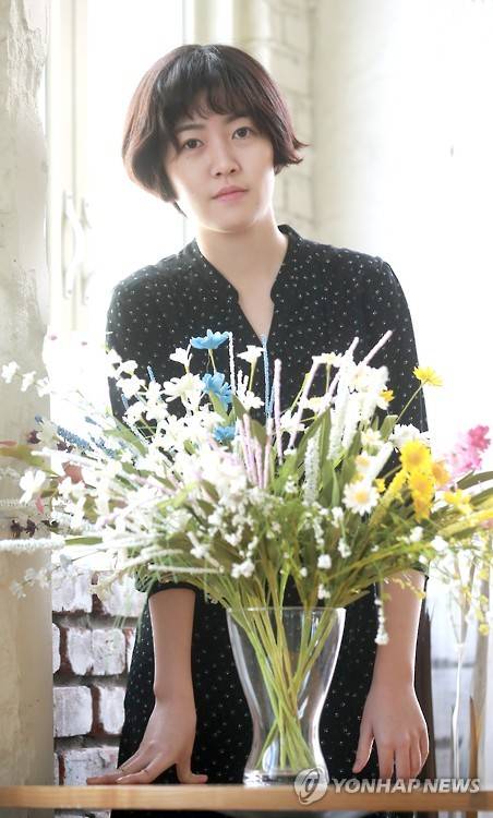 (서울=연합뉴스) 김동민 기자 = 영화 '걷기왕'(감독 백승화)에 출연하는 배우 심은경이 13일 오후 서울 종로구 한 카페에서 진행된 연합뉴스와의 인터뷰에 앞서 포즈를 취하고 있다. 2016.10.13 image@yna.co.kr