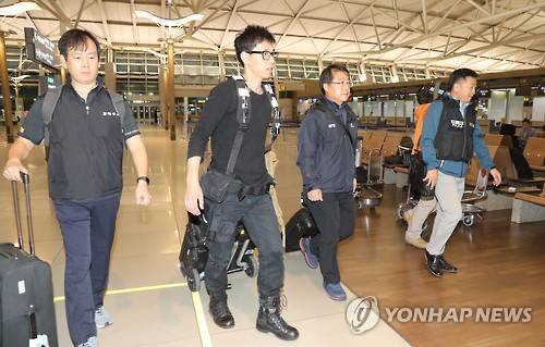 ‘한인 피살’ 필리핀으로 향하는 수사 전문가들 (영종도=연합뉴스) 하사헌 기자 = 지난 11일 필리핀 팜팡가주 바콜로 지역의 한 사탕수수밭에서 일어난 한국인 3명 총격 피살 사건과 관련해 현지 경찰을 지원할 수사 전문가 4명이 13일 오후 인천공항을 통해 출국하고 있다. 파견되는 전문가팀은 현장감식과 범죄분석을 담당할 서울지방경찰청 과학수사계·국제범죄수사대 경찰관 3명, 총기분석을 맡을 국립과학수사연구원 소속 박사 1명으로 구성됐다.
