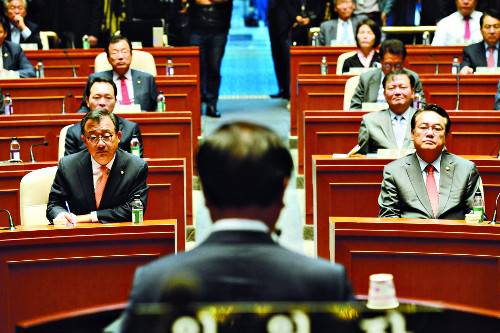 이정현 새누리당 대표(앞줄 왼쪽)가 18일 국회에서 열린 ‘송민순 회고록’ 관련 긴급 의원총회에서 정진석 원내대표 등과 함께 심윤조 전 의원(뒷모습)의 발언을 경청하고 있다. 심 전 의원은 유엔 북한인권결의안 표결이 이뤄졌던 2007년 11월 당시 외교통상부 차관보였다. 이동희 기자