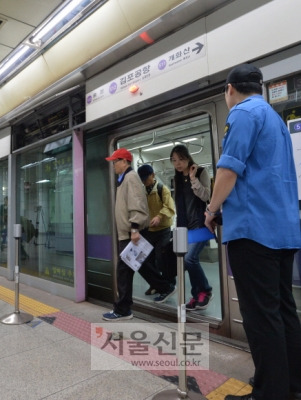 19일 오전 서울 지하철 5호선 김포공항역에서 승강장안전문(스크린도어)에 30대 남성이 끼어 숨지는 사고가 발생한 가운데 시민들이 지하철에서 내리고 있다. 2016. 10. 19 손형준 기자 boltagoo@seoul.co.kr