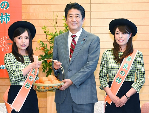(교도=연합뉴스) 아베 신조 일본 총리는 21일 도쿄 총리관저에서 나라현 산 감 수출을 응원하기 위해 감홍보대사들과 함께 했다.