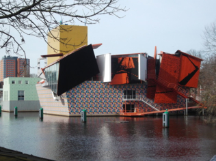 네덜란드 그로닝겐에 있는 그로닝거 미술관(1994년). 포스트모더니즘 양식을 띠는 멘디니의 첫 건축 작품으로 죽기 전에 꼭 가봐야 할 건축물로 꼽힌다./사진 제공=아틀리에 멘디니.