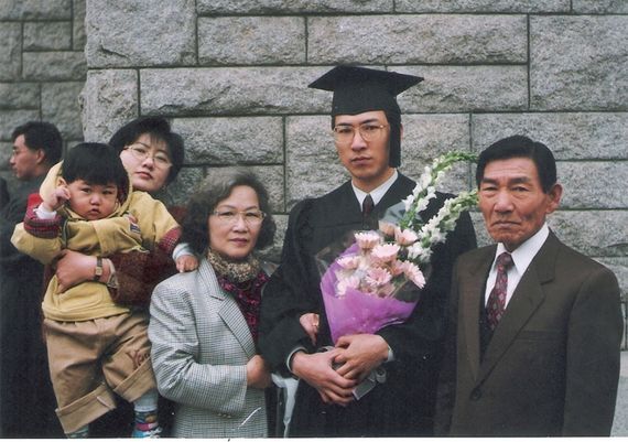 안희정 지사는 1983년 고려대에 입학해 95년 2월에야 뒤늦게 졸업장을 받았다. 졸업식장에서 부모님, 부인 민주원 씨(맨 왼쪽)와 장남 등이 함께했다.