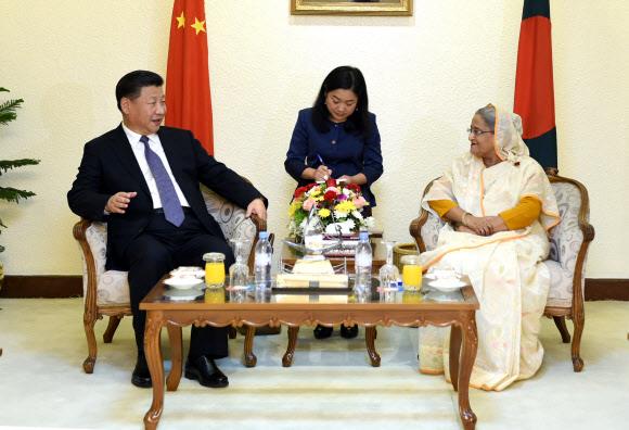 중국 국가수반으로서 30년 만에 방글라데시를 국빈 방문한 시진핑(왼쪽) 국가주석이 지난 14일 수도 다카에서 셰이크 하시나 방글라데시 총리와 정상회담을 갖고 경제협력 등 양국 간의 현안에 대해 의견을 나누고 있다.서울신문 DB