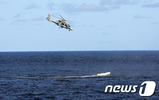 프랑스 해군의 '팬서' 헬리콥터가 2009년 소말리아 해적 보트를 쫓고 있는 모습. © AFP=뉴스1
