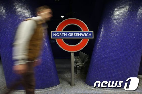21일(현지시간) 열차 안에서 폭탄 장치가 발견된 영국 런던의 노스그린위치역. © AFP=뉴스1