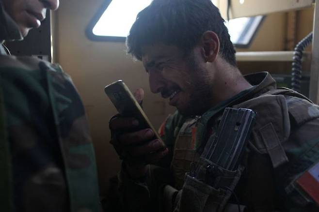 20일 이라크 모술 인근의 바시카에서 이슬람국가(IS)의 공격을 가까스로 피해 장갑차 안으로 들어온 쿠르드민병대(PAK) 대원이 숨진 두 명의 동료를 생각하며 울음을 터뜨리고 있다.