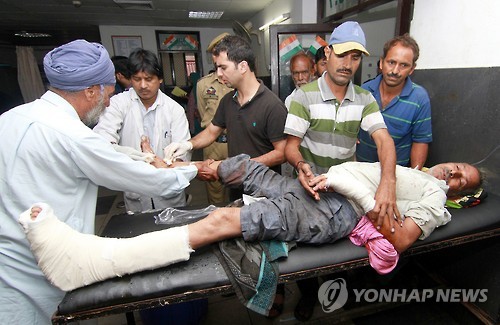 24일 인도령 카슈미르 잠무에서 국경지대 총격으로 부상한 한 주민이 병원에서 치료받고 있다.[EPA=연합뉴스]