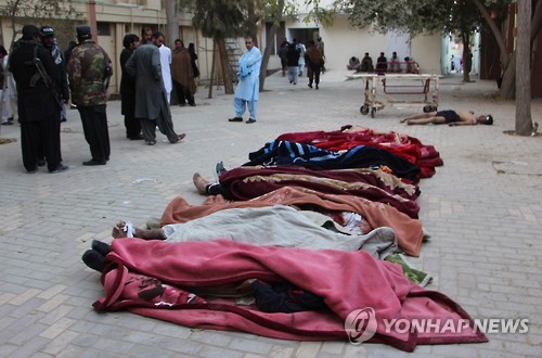 25일 파키스탄 퀘타 인근 경찰대학에서 괴한의 테러에 숨진 희생자들이 천에 덮여 있다.[EPA=연합뉴스]