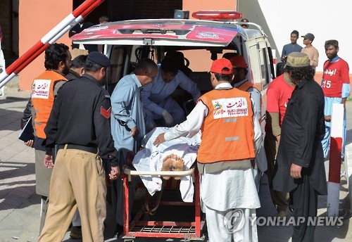 25일 파키스탄 퀘타 인근 경찰대학에서 괴한의 테러에 숨진 희생자를 구호 당국이 앰뷸런스에 태우고 있다.[AFP=연합뉴스]
